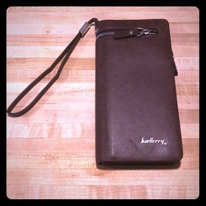 BRAELLERRY women’s wristlet wallet. Brown leather.